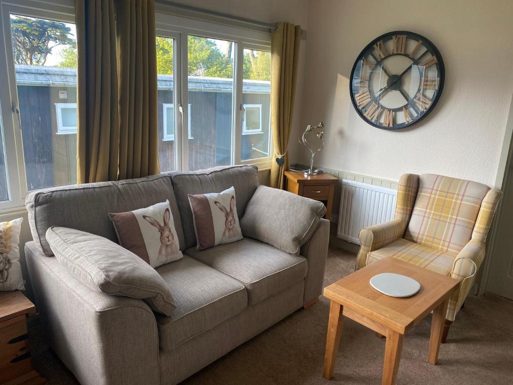 un soggiorno con divano e sedia di Woodlands Hare Chalet, Bideford Bay Holiday Park a Bideford