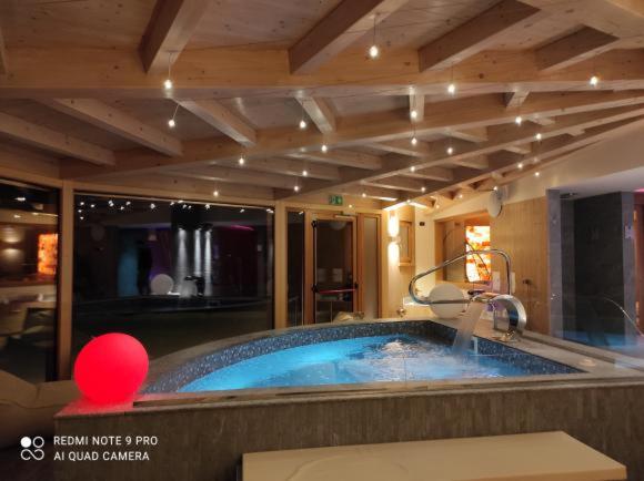 Bazén v ubytování Alps Oriental Wellness HOTEL nebo v jeho okolí