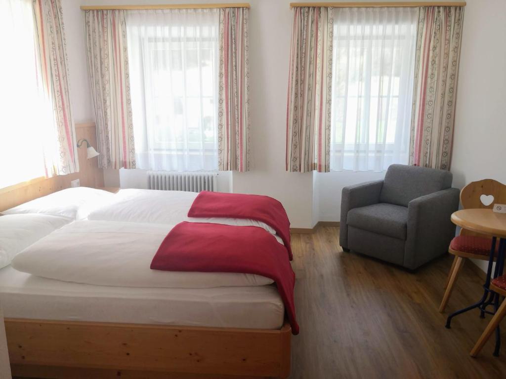 Postel nebo postele na pokoji v ubytování Landhotel Postgut - Tradition seit 1549