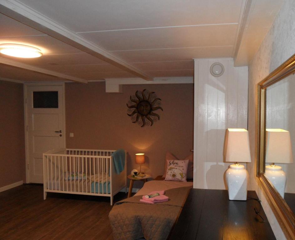 B&B Manderscheid-Blick في Pantenburg: غرفة طفل مع سرير أطفال وسرير أطفال