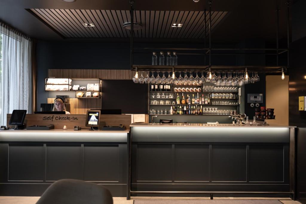 a bar at a restaurant with a counter at Comfort Hotel Børsparken in Oslo