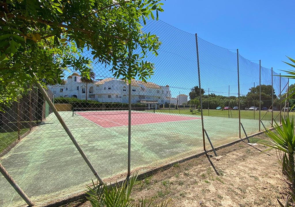 Tennis and/or squash facilities at Apartamento en Apartaclub La Barrosa or nearby