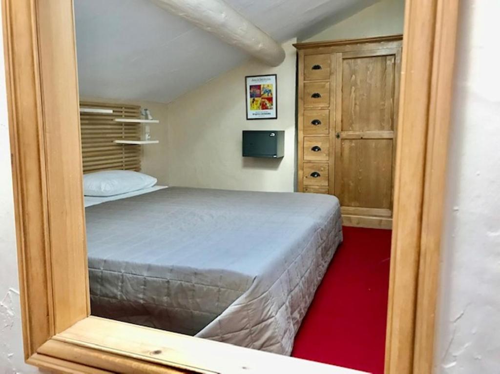 Postel nebo postele na pokoji v ubytování Hôtel Le Colbert