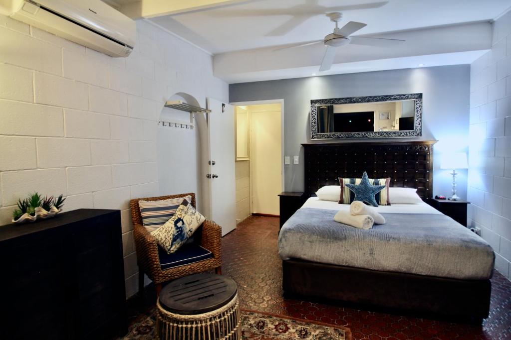 Postel nebo postele na pokoji v ubytování Hideaway Noosa Men Only Beach Resort