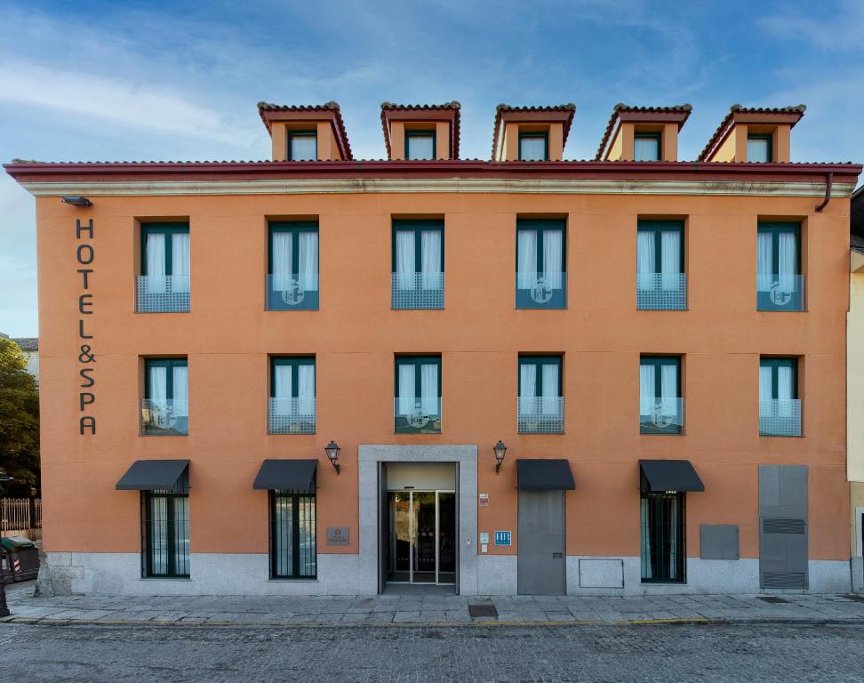 un edificio naranja con las palabras hotel ibiza en Hotel AR Isabel de Farnesio en La Granja de San Ildefonso