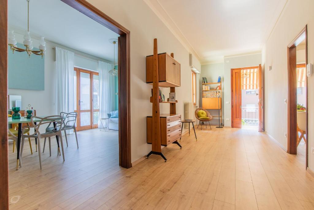 Una sala de estar con una mesa y un comedor. en Il Pino Marittimo, en Viareggio