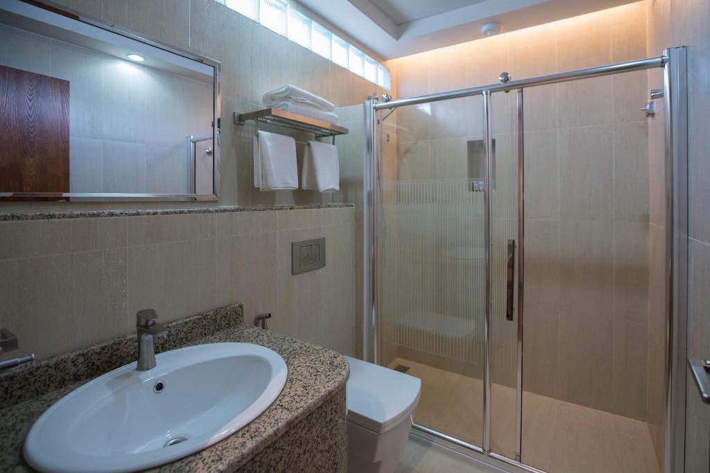 Koupelna v ubytování Asahalah Farm Pool Villas