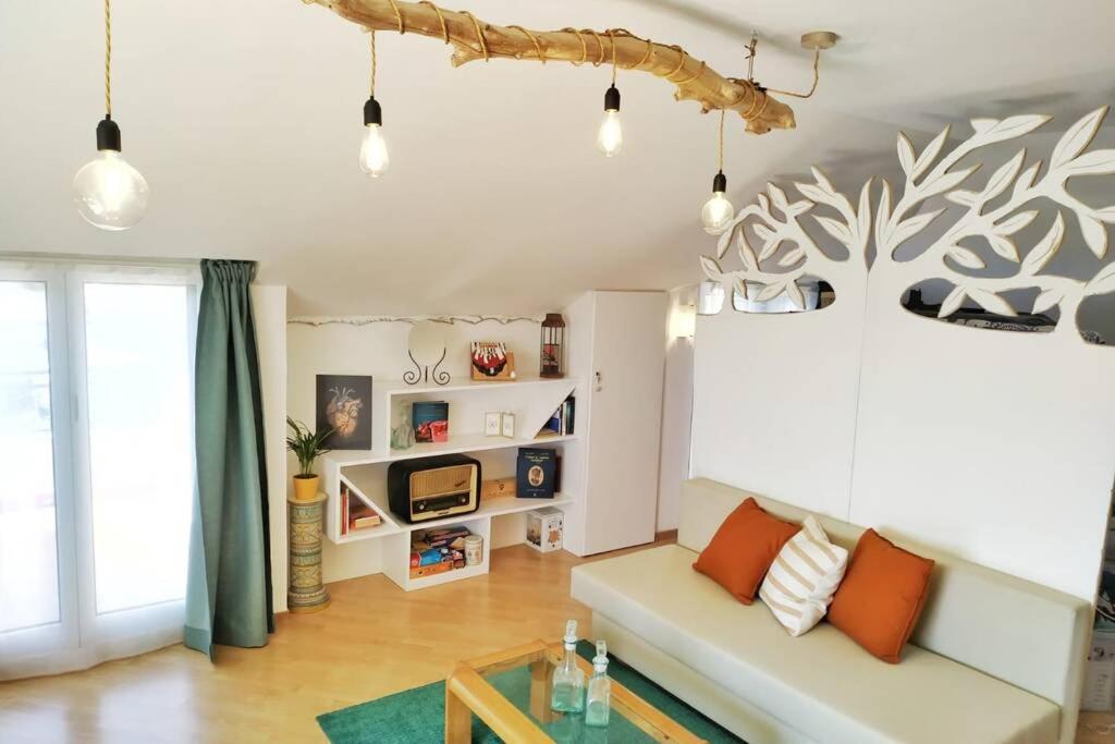 ein Wohnzimmer mit einem Sofa und einem Tisch in der Unterkunft La Terrazza sul Mare in Loano