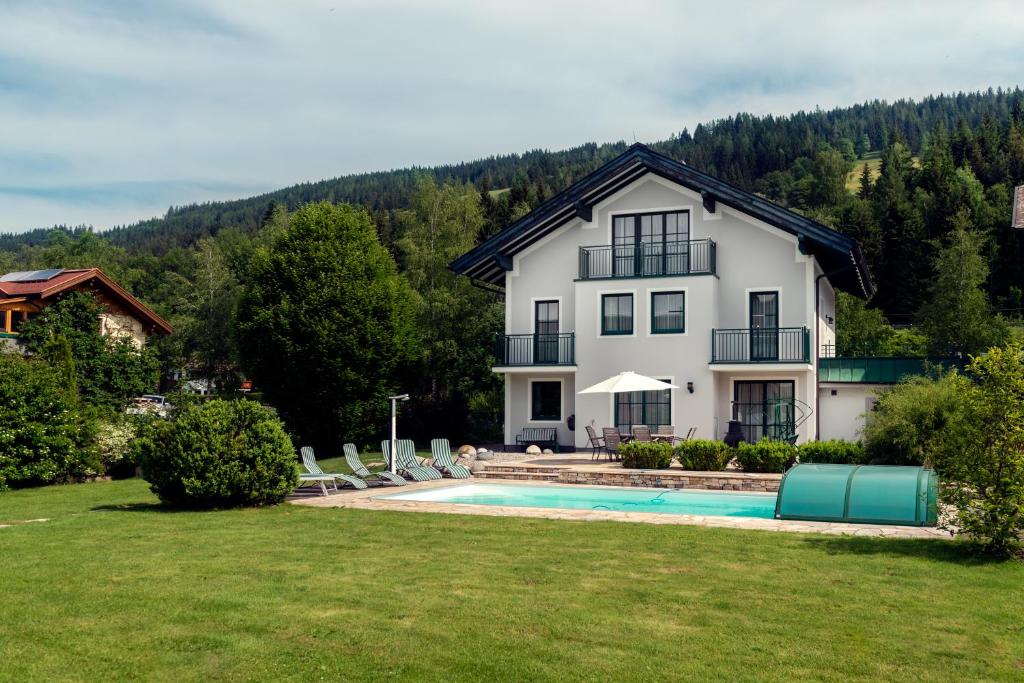 een huis met een zwembad in de tuin bij Birkenvilla Ferienhaus mit 4 Schlafzimmern für 9 Personen in Altenmarkt im Pongau