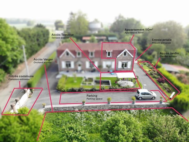 een luchtfoto van een huis met de delen ervan bij PAVILLON DU GARDE CHASSE in Bugnicourt