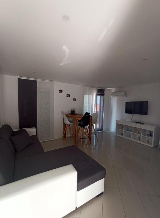 TV a/nebo společenská místnost v ubytování Apartman Stella Rovanjska