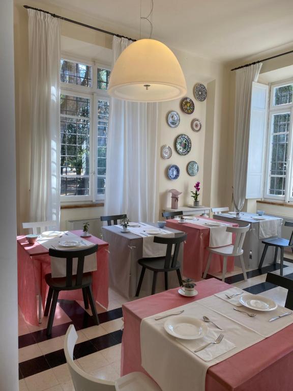 restauracja ze stołami i krzesłami oraz żyrandolem w obiekcie Relais Villa Sant'Isidoro w mieście Colbuccaro