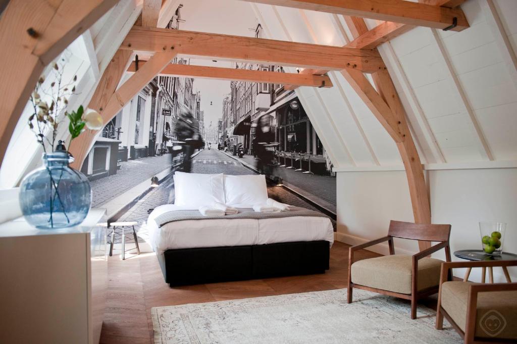 une chambre avec un lit donnant sur une rue dans l'établissement Hotel IX Nine Streets Amsterdam, à Amsterdam