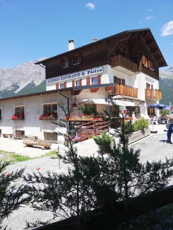 Nespecifikovaný výhled na hory nebo výhled na hory při pohledu z hotelu