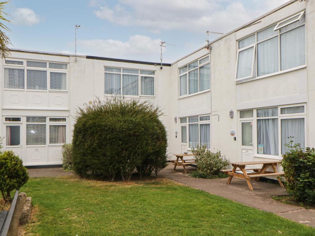 un edificio con una mesa de picnic delante de él en Turtle Chalet en Dawlish