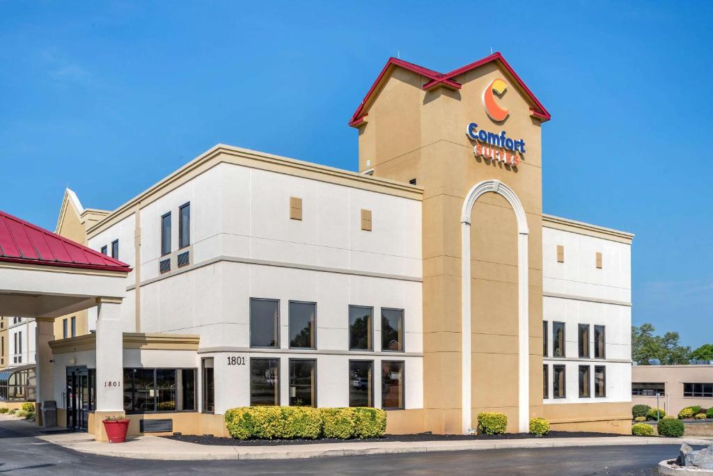 una tienda frente a un edificio con un cartel. en Comfort Suites, en Hagerstown