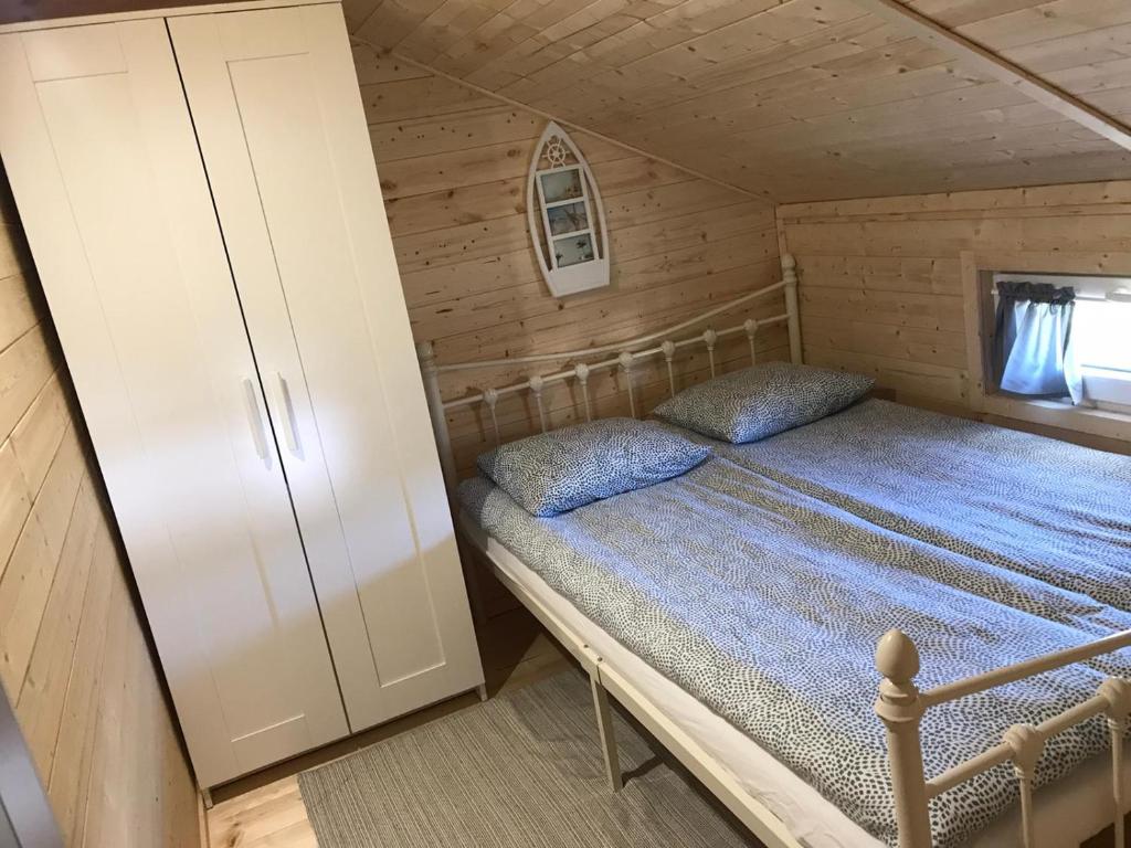 a bedroom with a bed in a cabin at Krysiakowe Chatki in Gąski