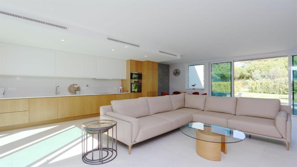 un salon avec un canapé et une table dans l'établissement Villa Terese-CleverDetails, Central Vilamoura, Sleeps 6, luxury, walking distance, à Vilamoura