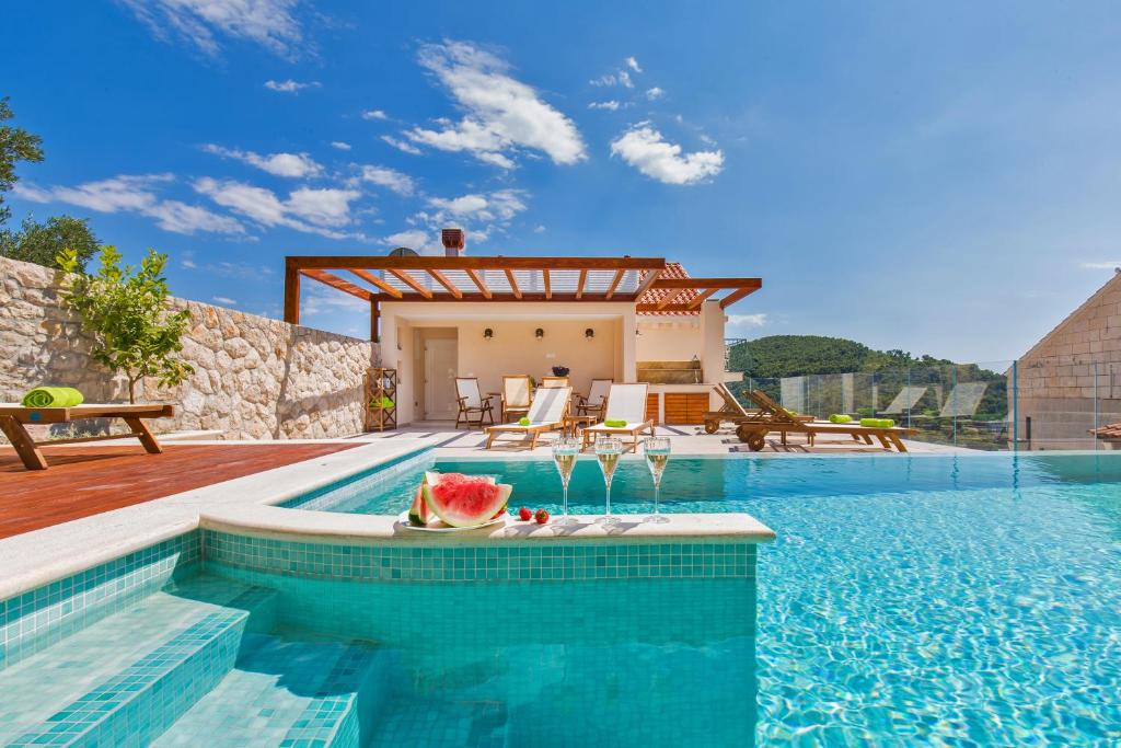 uma villa com uma piscina e uma casa em Villa Boban Deluxe em Dubrovnik