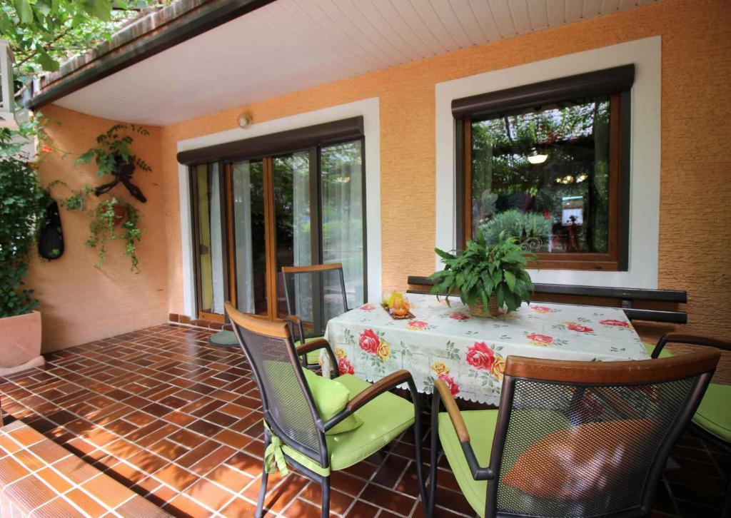 Patio alebo iná vonkajšia časť ubytovania Holiday home in Porec/Istrien 35375