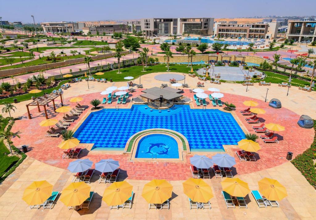 Bazén v ubytování Tolip Gardens Hotel nebo v jeho okolí