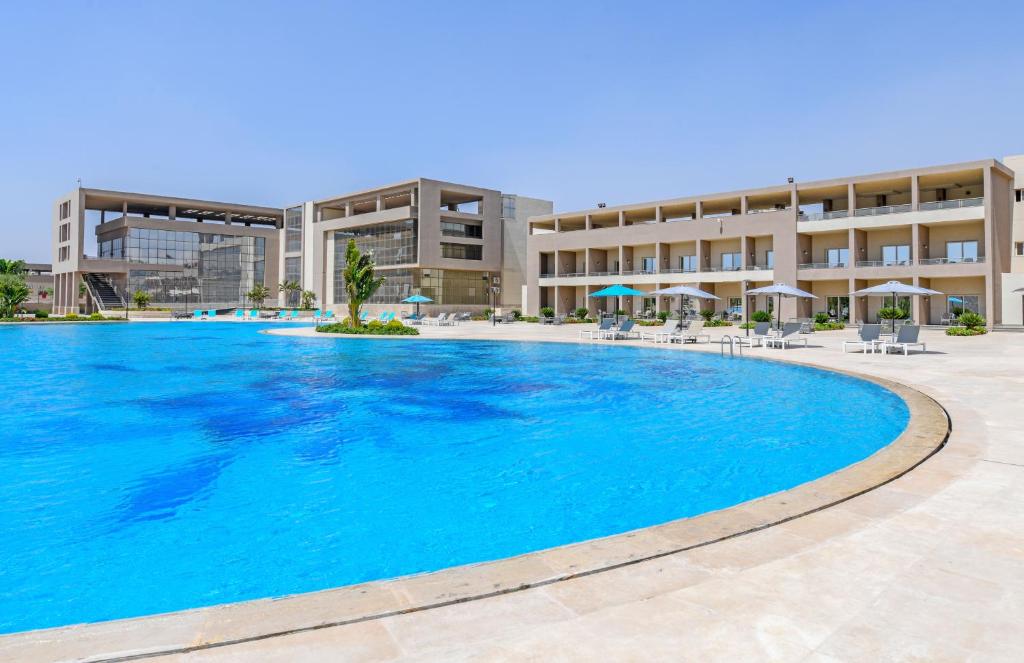 Bazén v ubytování Tolip Gardens Hotel nebo v jeho okolí