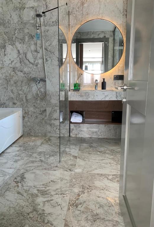 a bathroom with a sink and a mirror at Istanbul Park Hotel in Tuzla