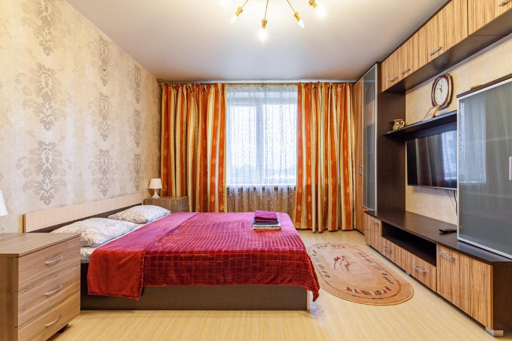 1 dormitorio con 1 cama y TV de pantalla plana en Busines Brusnika Apartment Tsaritsyno en Moscú