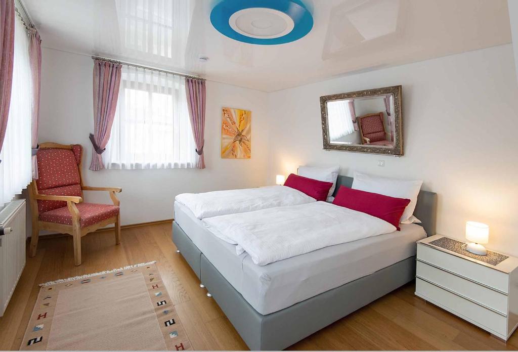 Postel nebo postele na pokoji v ubytování Ferienwohnung Nesselbachtal