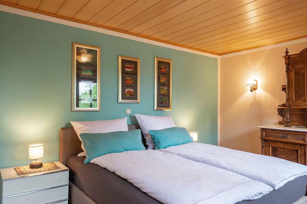 Postel nebo postele na pokoji v ubytování Ferienwohnung Nesselbachtal