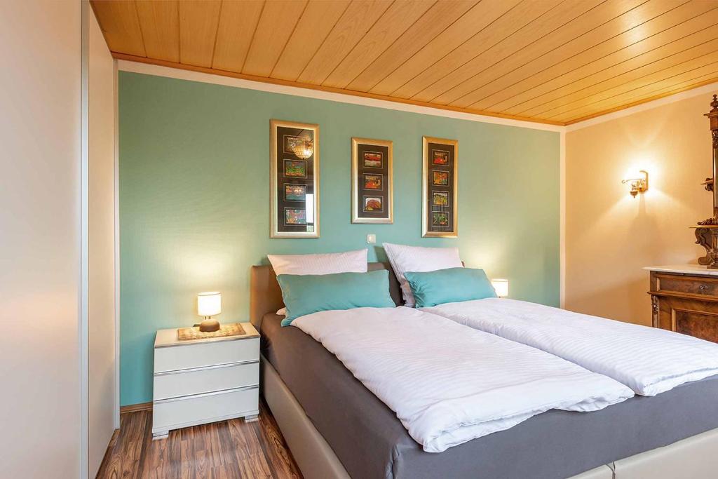 Postel nebo postele na pokoji v ubytování Ferienwohnung Nesselbachtal