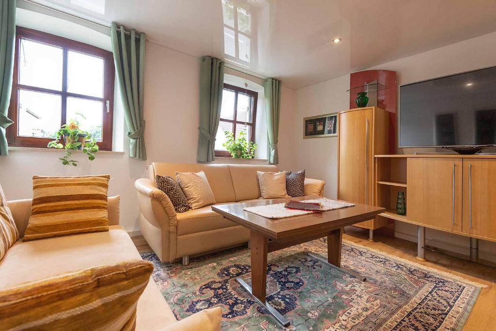 TV a/nebo společenská místnost v ubytování Ferienwohnung Nesselbachtal
