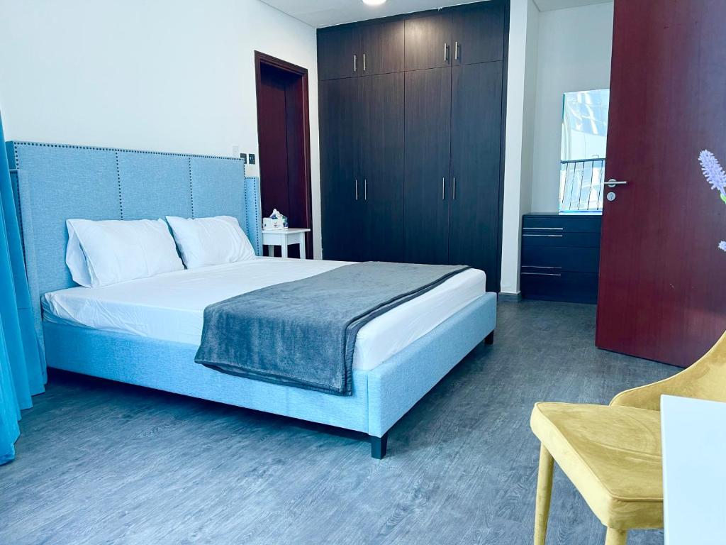 ein Schlafzimmer mit einem großen Bett und einer roten Tür in der Unterkunft Upgraded 2 bedrooms to 3 bedrooms Private Residential Apartment In C4 Tower in Hydra Avenue Towers in Al Reem Island - 1307 in Abu Dhabi