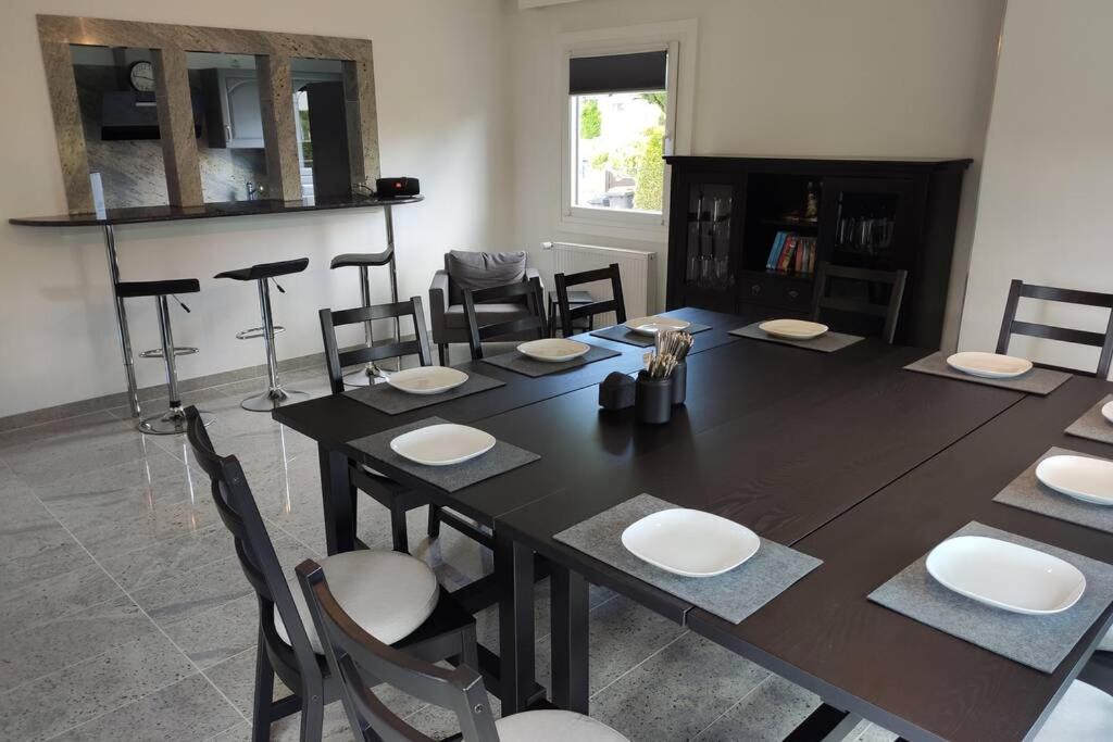 een eetkamer met een zwarte tafel en stoelen bij Ferienhaus Blue Pearl in Scharbeutz