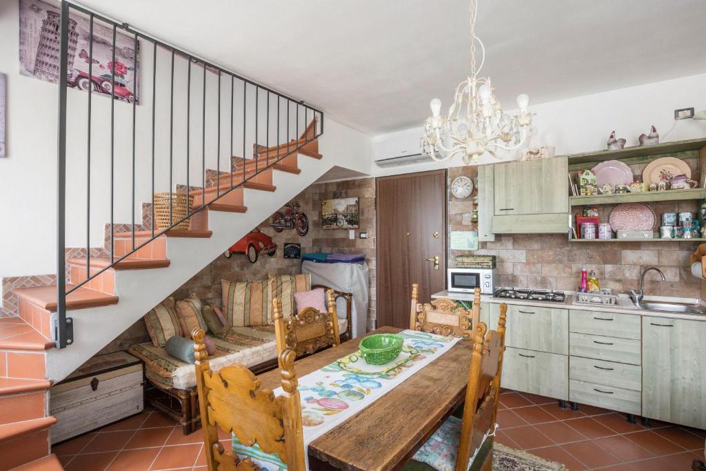A kitchen or kitchenette at Le Case di Erminia Country Valeggio