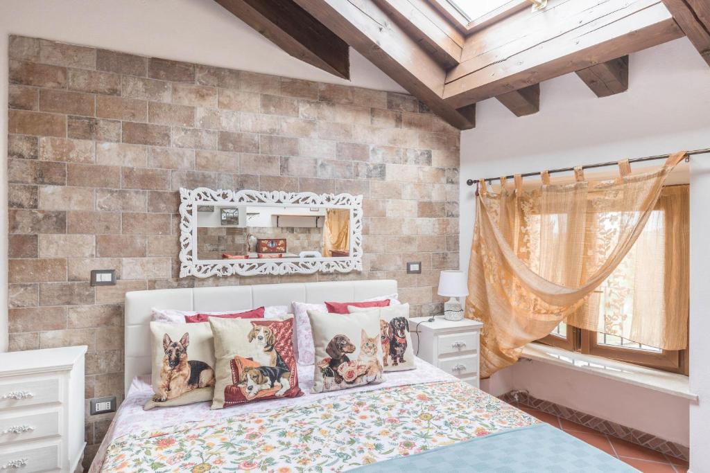 A bed or beds in a room at Le Case di Erminia Country Valeggio