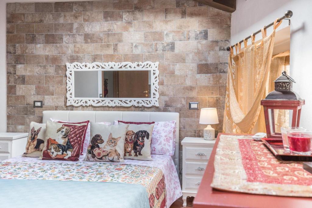 A bed or beds in a room at Le Case di Erminia Country Valeggio