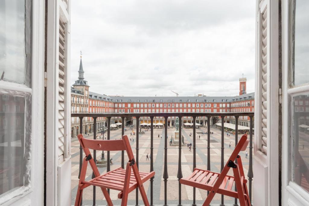 dwa krzesła na balkonie z widokiem na miasto w obiekcie PLAZA MAYOR by MONARO w Madrycie