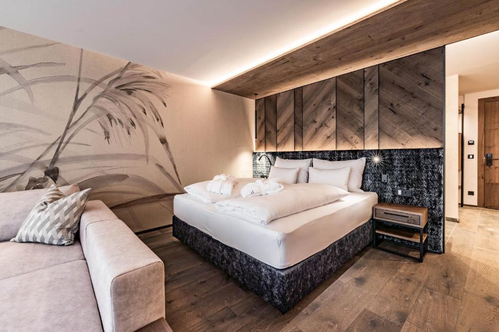Postel nebo postele na pokoji v ubytování Hotel Berghof Mayrhofen GmbH