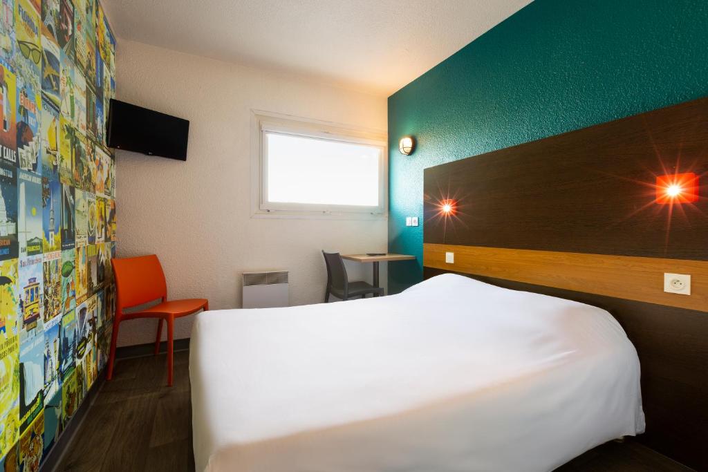 Postel nebo postele na pokoji v ubytování hotelF1 Longwy