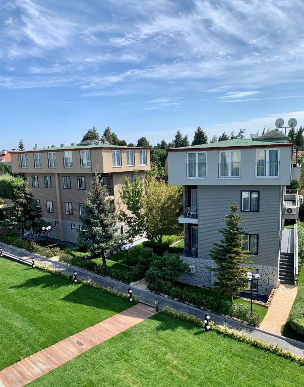 an aerial view of a building and a yard at Istanbul Park Hotel in Tuzla
