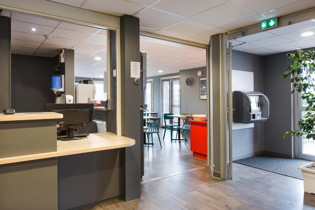 Kuchyň nebo kuchyňský kout v ubytování HOTEL F1 Lyon Genay Massieux