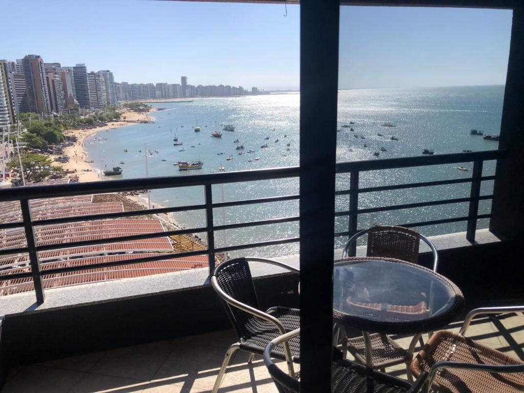 balcón con sillas y vistas a la playa en Iate Plaza Beiramar Fortaleza app1006, en Fortaleza