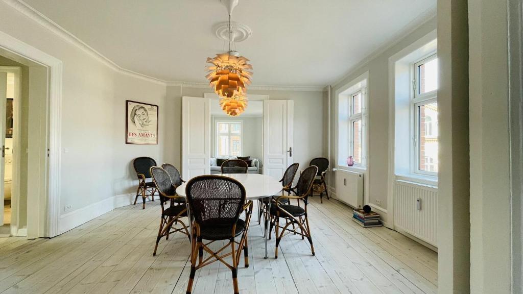 a dining room with a table and chairs at ApartmentInCopenhagen Apartment 1461 in Copenhagen