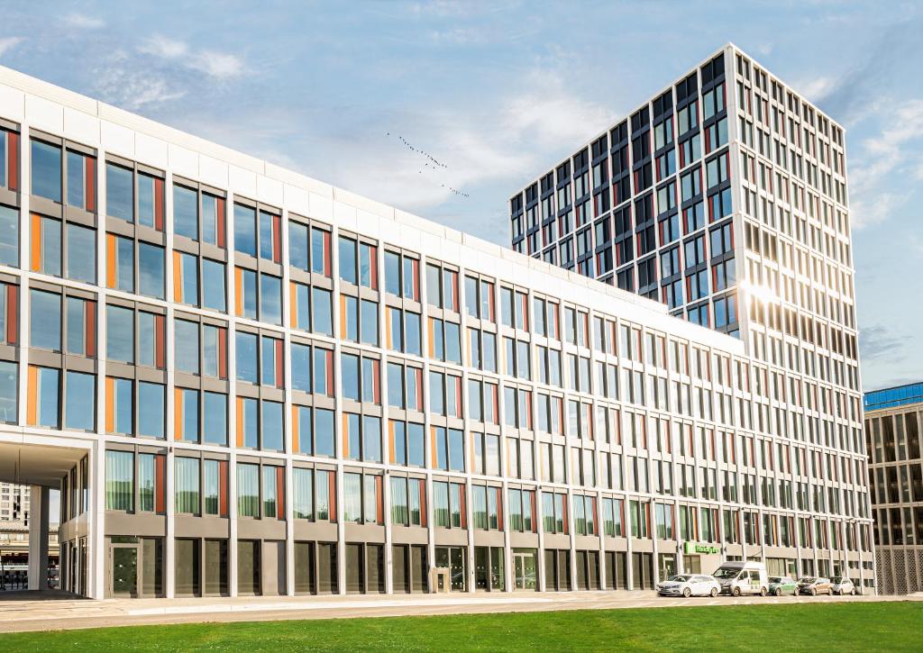 ein großes weißes Bürogebäude mit vielen Fenstern in der Unterkunft Holiday Inn - Mannheim City - Hauptbahnhof, an IHG Hotel in Mannheim
