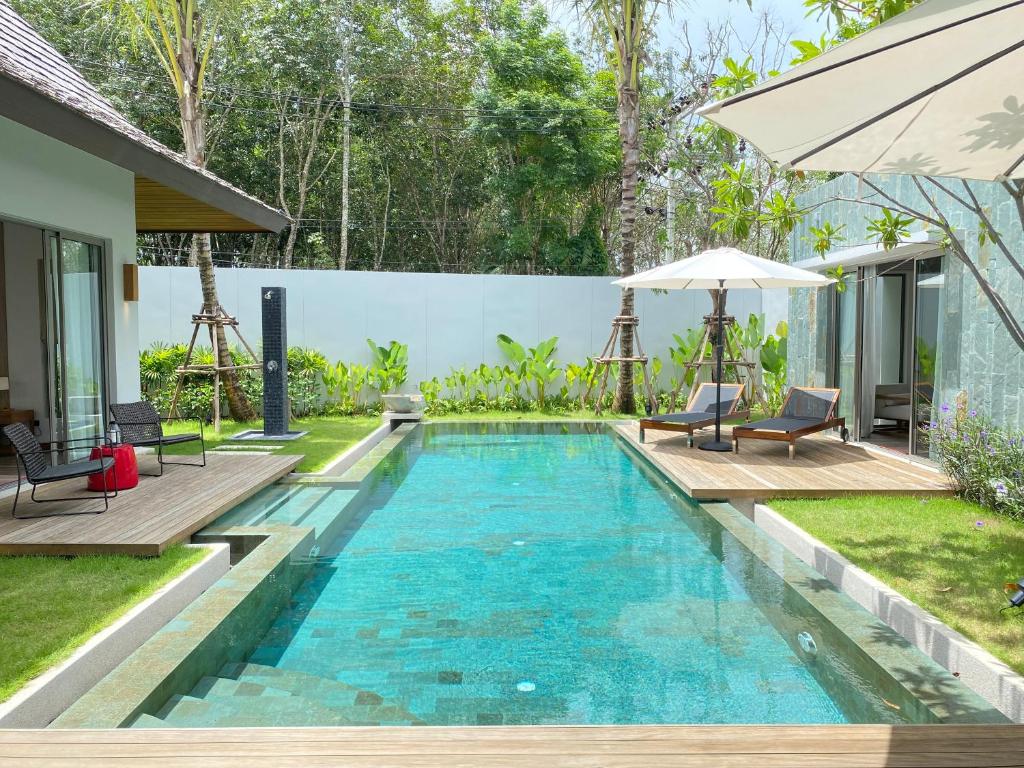 a swimming pool in the backyard of a villa at Anchan Grand Residence Villa in Phuket Town