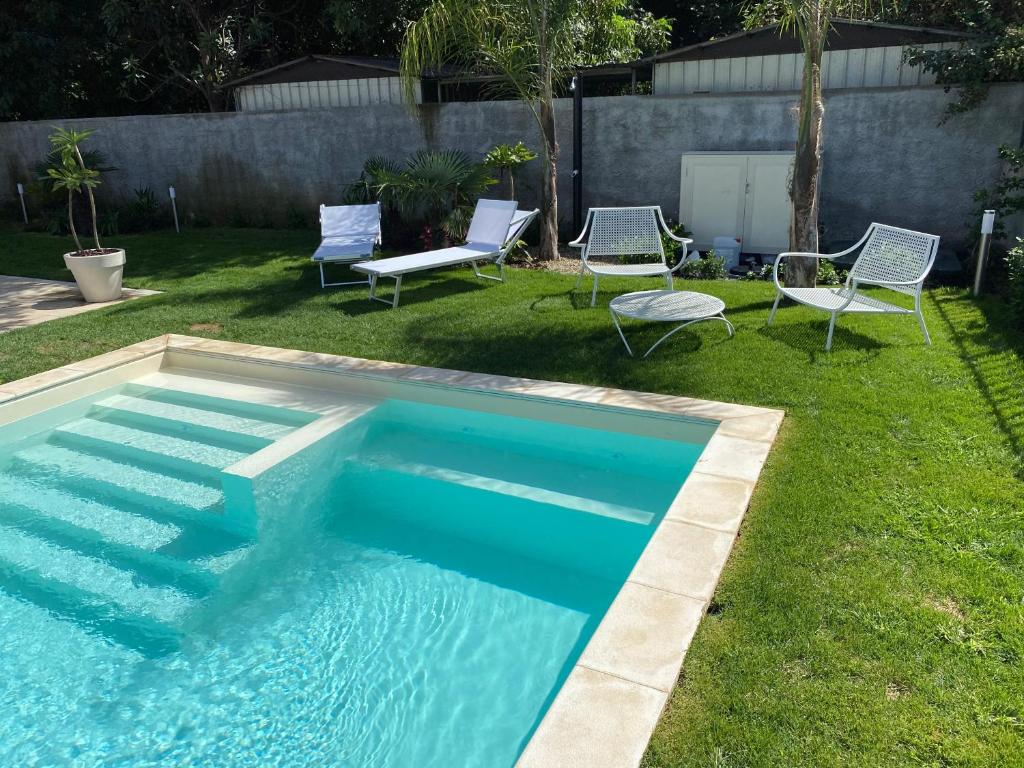 The swimming pool at or close to Artaleammare