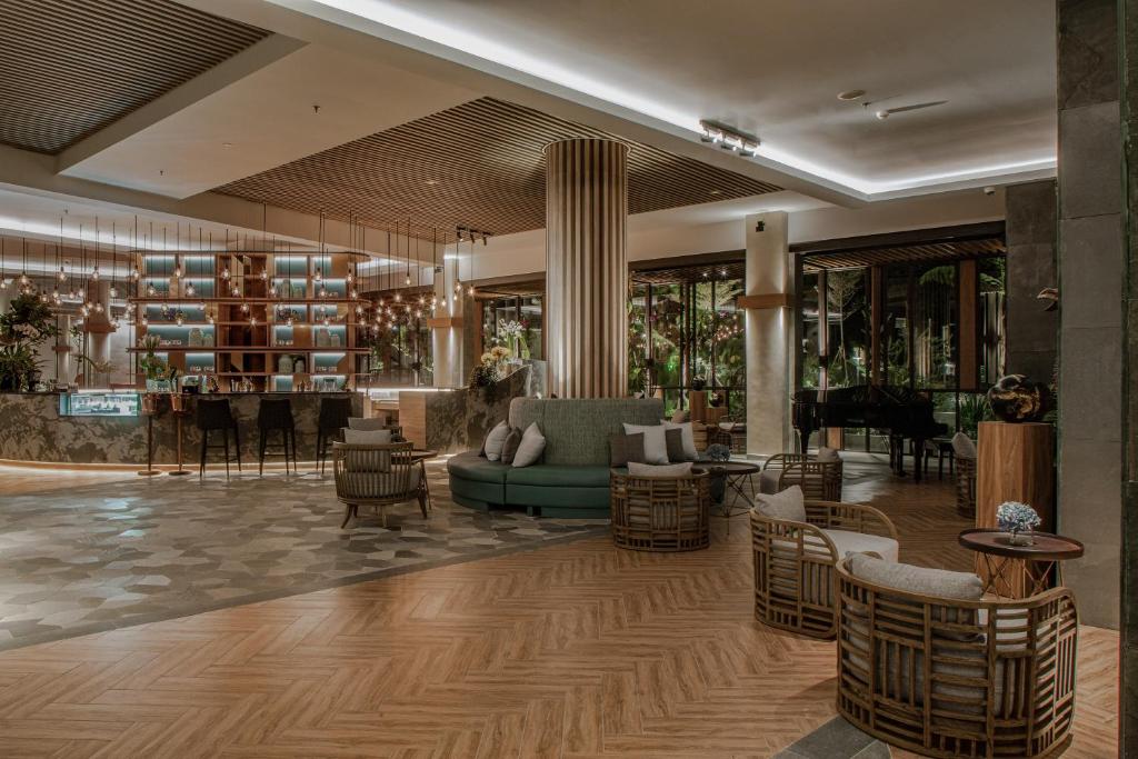 Мас адам кискасына бөтелкені тығып алады