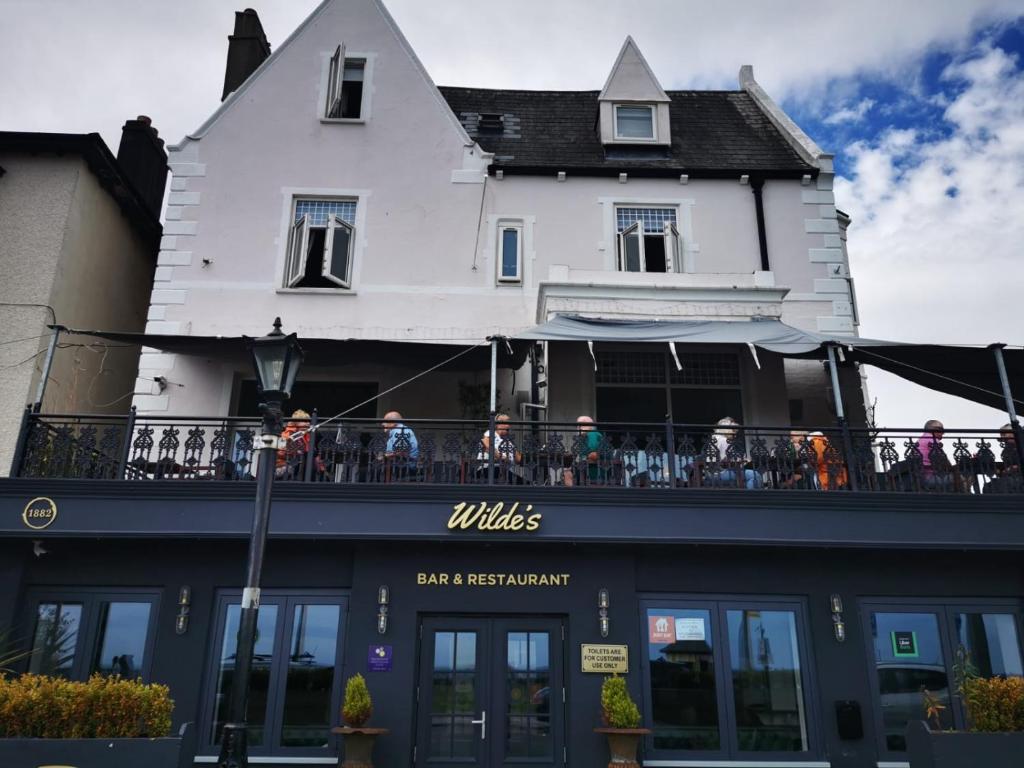Tetamu yang menginap di The Strand Hotel, the former residence of Oscar Wilde