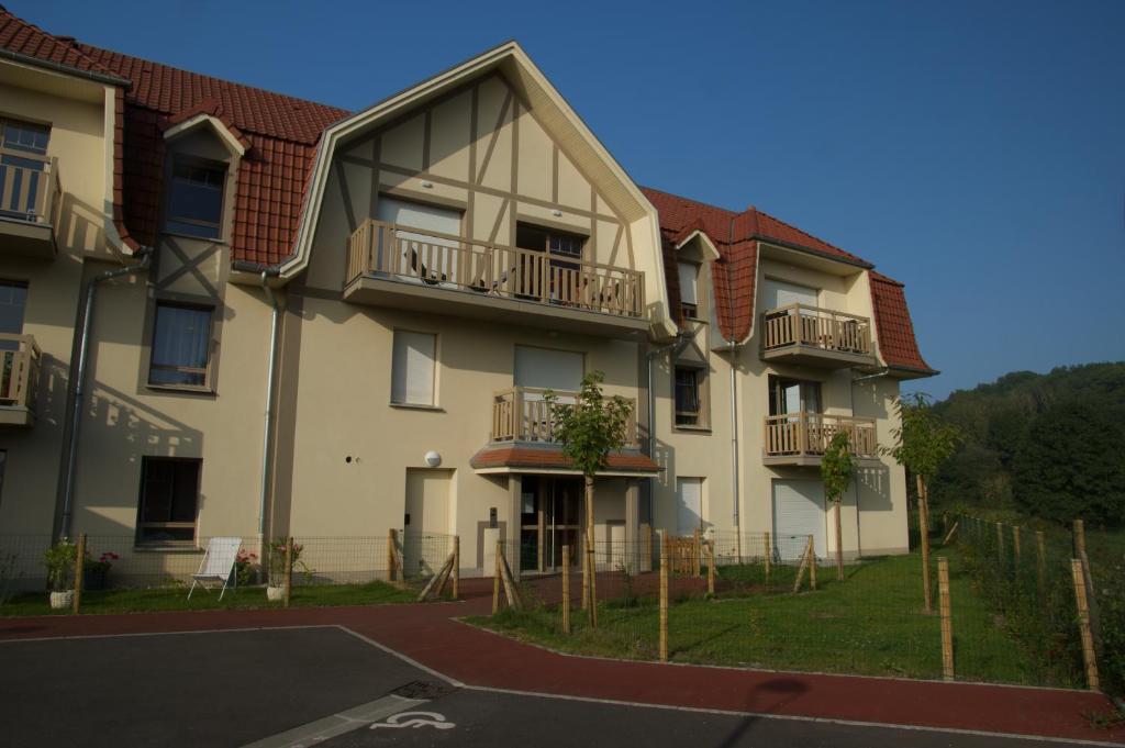 un grande condominio con balconi su strada di Sur le chemin des phoques a Saint-Valéry-sur-Somme